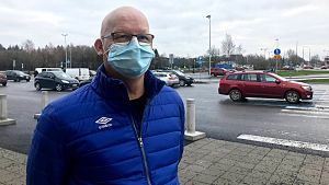Jan Dahlberg tycker att det är svårt att få tag på taxi om man inte känner någon chaufför. Man med munskydd vid parkering.