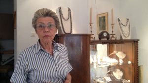 Smyckesdesigner Jaana Lehtinen har sett hur Petersgatan har grävts upp otaliga gånger. Smyckesdesigner Jaana Lehtinen i sin ateljé på Petersgatan i Helsingfors.