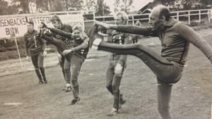 Bjarne Smeds leder träningarna i Lapp-BK. I dag är han över 80 år, men säkert lika vig som då den här bilden togs, gissar Anders Wahlberg. Bjarne Smeds närmast i bild