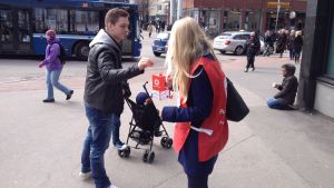 Röda korsets katastroffond lovar att högst 15 procent av bidragen går till insamlingskostnader. resten går direkt till de drabbade. Petra Auramo samlar in pengar till förmån för Nepal