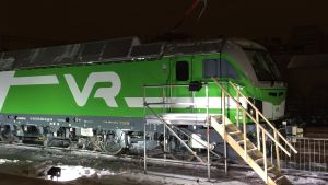 Elloket som tillverkats av Siemens är den senaste anskaffningen som VR har gjort och som snart ska börja trafikera landets järnvägsrutter. VR:s nya ellok som tillverkats av Siemens och som ska börja trafikera järnvägarna i vårt land.