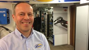 Mikael Wikström, vd för Fixus Espoo, berättar att fem av hans tidigare praktikanter har fått anställning i företaget. Porträtt på Mikael Wikström, vd på bilreservdelsföretaget Fixus