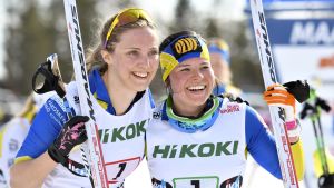 Maaret Pajunoja och Krista Pärmäkoski tog guld. Maaret Pajunoja och Krista Pärmäkoski ler mot kameran