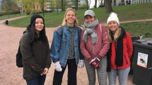 Från vänster: Ida Lintala, Lina Wilson, Ronja Kaplin och Sophie Doktar. Alla marin- och miljöstuderande vid Åbo Akademi. fyra marin- och miljöbiologistuderande som är nöjda efter att ha plockat skräp vid aura å