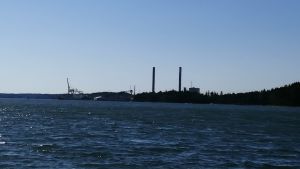 Kolkraftverkets pipor har synts på långt håll. De två skorstenarna på Fortums kolkraftverk syns mot en blå himmel.