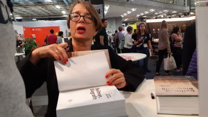 Carina Burman signerar sin biografi om Carl Mikael Bellman under bokmässan i Göteborg 2019. Carina Burman signerar sin nya biografi om Carl Mikael Bellman. Göteborg 2019.