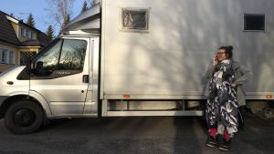 Äventyret väntar. Ida Haapamäki väljer att bo i husbil bland annat för att slippa de höga hyrorna i Helsingfors. Då kan hon jobba mindre och ändå klara sig ekonomiskt. Ida Haapamäki