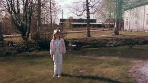 Sjuåriga Sofie Stara på väg på skolavslutning - med sina två första kaniner i bakgrunden. Sofie Stara som sjuåring på gård.