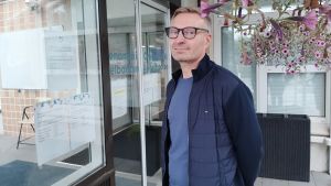Krister Lindman är servicechef för hemvården i Borgå. "Besöksförbudet fick våra klienter att låsa in sig för flera veckor, ja månader, för vissa av dem, minns han. Det var nog kaotiska tider", säger han. Krister Lindman är servicechef inom hemvården i Borgå.