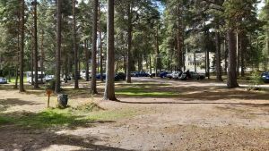På förmiddagen är parkeringen i Framnäs i Nagu relativt tom. Men på sommarkvällarna fylls parkeringen med husbilar och husvagnar. Framnäs i Nagu.