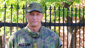Röjningsofficer Henri Helste säger att 25 till 30 röjningsuppdrag per år är ganska mycket. En militärofficer, kaptenlöjtnant Henri Helste vid en svart, gammal järnport. Sol och sommar.