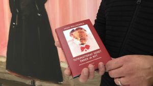 Wallensköld skriver också böcker och har gett ut flera verk om en fiktiv svampforskare. Hans böcker innehåller både text och bild. En man håller en bok i sina händer.