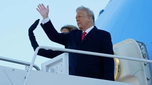 Donald Trump deltog inte i Bidens presidentinstallation. Donald och Melania Trump står på trappan vid flygplanet Air Force One och vinkar.