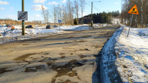 Kokonvägen är inte med på NTM-centralens lista i år, men några Borgåbor tycker den skulle behöva fixas. En gropig väg i vårvinterväder.