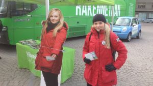Maria Ohisalo, vice ordförande för De gröna, under sin valkampanj inför riksdagsvalet 2015. Ohisalo blev inte invald Maria Ohisalo på Tölö torg