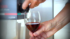 En låda vin är ett populärt tillskott i de skandinaviska hemmen. Att dicka vin har blivit allt mera populärt bland äldre finländare.