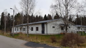 Den här byggnaden har Esperi Care byggt i Ingå kyrkby. Där kan 17 äldre placeras tills kommunen hittat på en långsiktig lösning för hur äldreboendet ska organiseras. Ett vitt envåningshus som kan användas för att vårda invånare i Ingå.