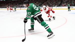 Esa Lindell spelade fram till tre mål mot Detroit. Esa Lindell med pucken i matchen mot Detroit.