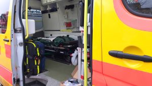 Akutvården föreslås övertas helt och hållet av HUS. Ambulans med öppen sidodörr.