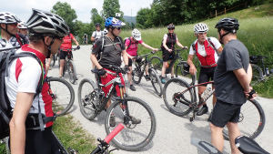 Sällskap, god mat och motion i sex dagar, på köpet insikter om historiska händelser. Cyklister i Slovenien.