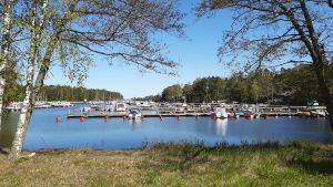 Båtgästen ville inte gå med på att betala hamnavgiften på 50 euro. Småbåtshamn.