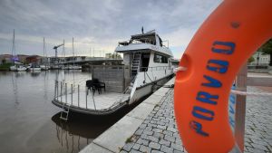 Om Mirelle kommer att ha en framtid som bobåt eller bastubåt får tiden utvisa. Vit motoryacht angjord vid brygga.