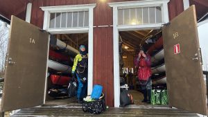 En torrdräkt är ett måste då man paddlar på vintern. Charlotta och Tarja förbereder sig för att åka ut med kajak i vintervädret.