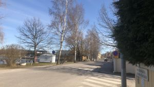 Här är Norra Strandgatan som löper förbi bostadsbolaget Port 19 i Norra hamnen i Ekenäs. En gata i Ekenäs som heter Norra Strandgatan.
