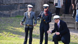 Till firandet hör också att en champagneflaska sabreras under konserten. valborgsfirandet från vårdberget 2014