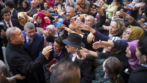 Den eldfängda sitautionen kan stärka stödet för AKP och Erdoğan ytterligare, då den låter honom framstå som en stark ledare. Turkiets president Recep Tayyip Erdoğan träffar anhängare efter att ha röstat 1.11.2015.