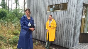 Jussi Virta och regissör Anna-Karin vid Jussis micro cabin, mini stuga Jussi Virta och regissör Anna-Karin vid Jussis Micro cabin, mini stuga