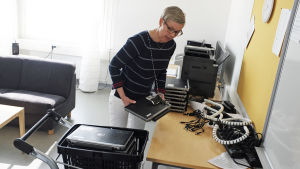 Kerstin Aspelin plockar fram datorerna inför fyrornas lektion i Mattlidens skola. Klasslärare Kerstin Aspelin samlar ihop datorer inför fyrornas mattelektion i Mattlidens skola.
