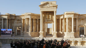 Den ryska Mariinskijteaterns orkester höll en konsert i den romerska amfiteatern i Palmyra i maj år 2016 efter att staden hade befriats av ryska styrkor och den syriska armén Den ryska Mariinskijteaterns orkester höll en konsert i den romerska amfiteatern i Palmyra i maj år 2016 efter att staden hade befriats av ryska styrkor och den syriska armén