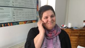 Flora Macula, chef för UN Women Kosovo, talar i telefon på sitt kontor. Flora Macula, chef för UN Women Kosovo, talar i telefon på sitt kontor