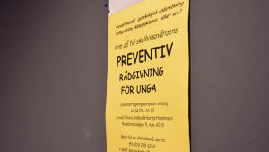 Att fråga hälsovårdaren om kondomer tarvar mod. Papper med information om preventivrådgivningen på Axxell/Novia på en anslagstavla.