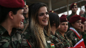 Peshmergakrigare demonstrerar till stöd för folkomröstningen. Kurdiska peshmergakrigare deltar i demonstration till stöd för kurdisk självständighet i norra Irak.