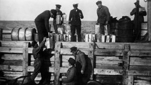 Takavarikoituja viinakanistereita lastataan Helsinkiin kuljetusta varten 1920–1929