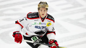 Jesperi Kotkaniemi inledde ligasäsongen starkt. Ässäts Jesperi Kotkaniemi i en guldhjälm.