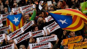 Demonstranterna höll upp skyltar med slagorden "Frihet för politiska fångar. Demonstranter på Barcelonas gator.