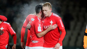 I dag är Mikael Forssell 15 år äldre men still going strong Mikael Forssell får en kram av Xhevdet Gela efter hemmamatchen mot SJK som slutade 2–2.