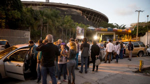 En grupp anhöriga stod och väntade på frigivningen utanför den nationella underrättelsetjänstens högkvarter i Caracas på lördag kväll. En grupp anhöriga stod och väntade på frigivningen utanför den nationella underrättelsetjänstens högkvarter i Caracas på lördag kväll.