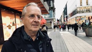 För mig kändes det nästan som förväntat att någonting skulle hända. Då man ser alla händelser i samhället, så tänkte jag att någongång måste det väl hända hos oss, säger Lars Eklöf. Porträttbild på stockholmaren Lars Eklöf med Drottninggatan i bakgrunden.