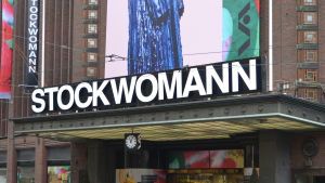 Naistenpäivänä 2018 Helsingin keskustan tavaratalon nimenä komeili #stockwomann Stockmannin kylttiin muutettu tavaratalon nimi Stockwomanniksi