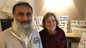 Muhammed Aslam och Janni Milsted arrangerade en spontan demonstration mot regeringens ghettoplaner för två veckor sedan. Muhammed Aslam och Janni Milsted med demonstrationsplakat i bakgrunden.