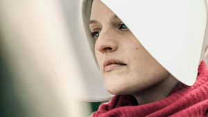 Elisabeth Moss är den enda skådespelaren som figurerar i varje avsnitt av The Handmaid's Tale. Handmaid's Tale