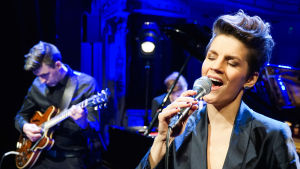 Maria Ylipää sjunger i Nästan unplugged och gitarristen Janne Hyöty skymtar i bakgrunden.