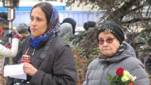 Människor väntade allvarligt på att få delta i aktionen. Minneshögtid för kommunistterrorns offer i Moskva.