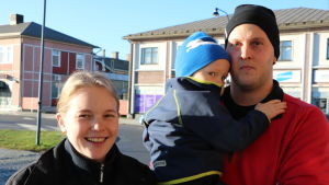 Linda Rosengård och Johan Nordgren med treårige sonen Anton En ung leende kvinna står bredvid en ung man som håller ett barn i famnen.