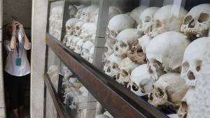 Skallar som tillhör Röda khmerernas offer i Folkmordscentret utanför Phnom Phen. Centrets uppgift är att bevara minnet av skräckväldet. Kvarlevorna efter offer för Khmer Rouge våld finns uppradade i Folkmordscentret utanför Phnom Phen.