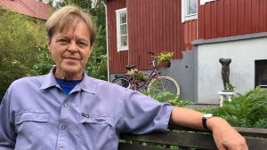 Claes Olsson framför sitt hus i Kottby Claes Olsson framför sitt hus i Kottby